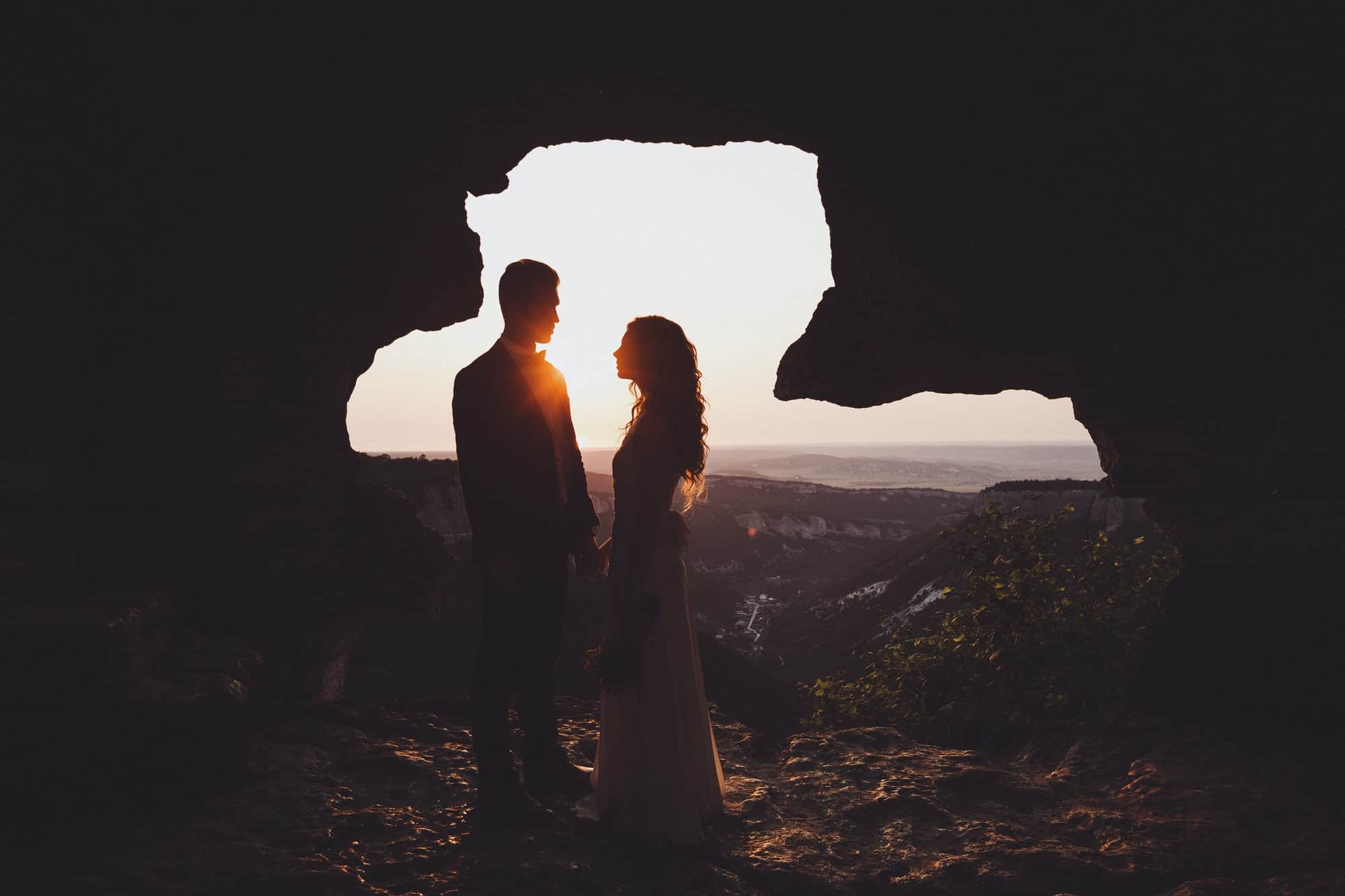 unusual-wedding-photography-sunset-in-muntains-with-silhouettes-newlyweds.jpg